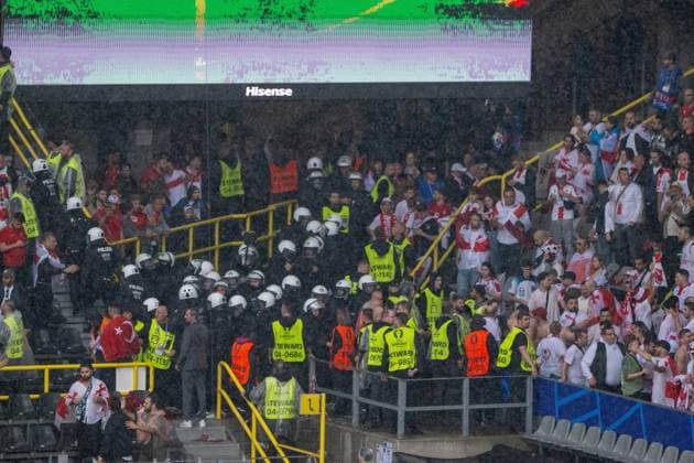 GER, EURO 2024, Group F, Turkey Tur vs Georgia GEO 18 06 2024, BVB Stadium Dortmund, Dortmund, GER, EURO 2024, Group F, Turkey Tur vs Georgia GEO In the picture Clash of the fans Riot fan riots Gestures, facial expressions, emotions The police have to intervene, hundreds of people nordphotoxGmbHxx xDenkinger nph00015