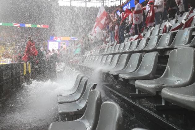 Türkei - Georgien 18. Juni 2024, Dortmund UEFA EUROs Gruppe F Türkei - Georgien Wasser dringt durch das Dach auf die Sitze im Stadion Foto Charlotte Wilson Abseits Dortmund Deutschland  Copyright: xCharlottexWilsonx xOffsidexOffside