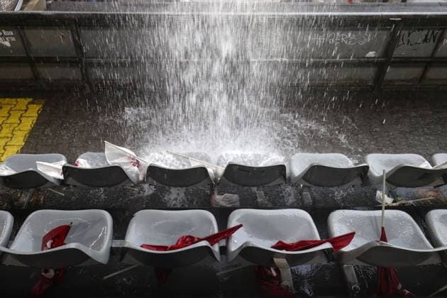 Türkei - Georgien 18. Juni 2024, Dortmund UEFA EUROs Gruppe F Türkei - Georgien Wasser dringt durch das Dach auf die Sitze im Stadion Foto Charlotte Wilson Abseits Dortmund Deutschland  Copyright: xCharlottexWilsonx xOffsidexOffside