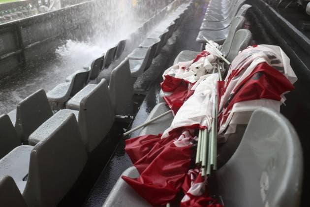 Türkei gegen Georgien 18. Juni 2024, Dortmund UEFA EUROs Gruppe F Türkei gegen Georgien Nasse Fahnen auf den Sitzen, während Wasser durch das Dach schießt Foto Charlotte Wilson Abseits Dortmund Deutschland  Copyright: xCharlottexWilsonx xOffsidexOffside