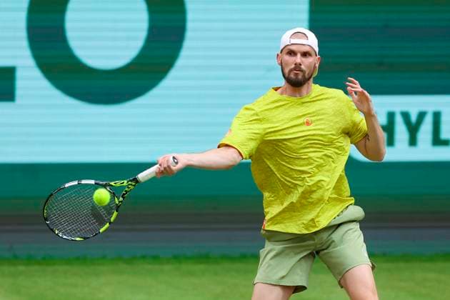 Oscar Otte Germany controls the ball, TERRA WORTMANN Open 2024, Oscar Otte vs Alexander Zverev, Gerry Weber Stadium, 18 06 2024, Halle, Germany