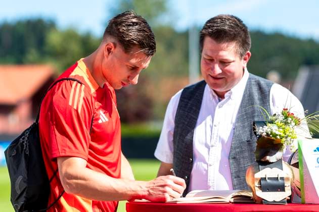 Willi Orban 6, Hungary signs the citys golden book Copyright: xx