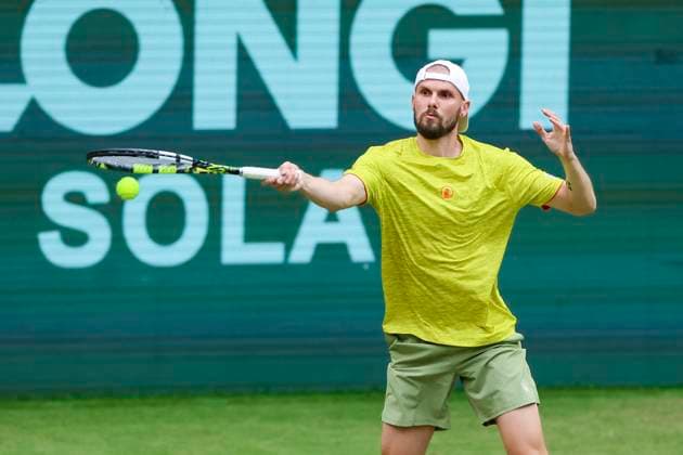 Oscar Otte Germany controls the ball, TERRA WORTMANN Open 2024, Oscar Otte vs Alexander Zverev, Gerry Weber Stadium, 18 06 2024, Halle, Germany