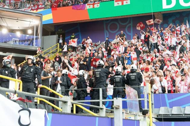 police calm Georgia fans during UEFA EURO, EM, Europameisterschaft,Fussball 2024 - Turkiye vs Georgia, UEFA European Football Championship in Dortmund, Germany, June 18 2024  Copyright: xEmmanuelexMastrodonato IPAxSportx xx IPA_47246451 IPA_Agency_IPA47246451