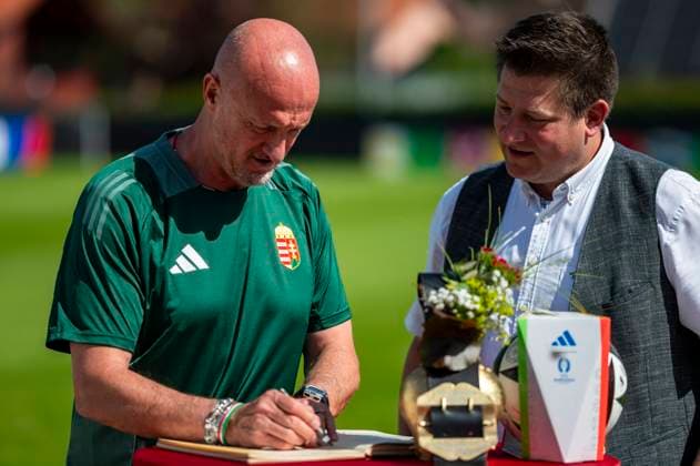 Marco Rossi Trainer, Hungary with Mayor Tobias Paintner Copyright: xx