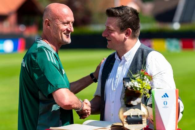 Marco Rossi Trainer, Hungary with Mayor Tobias Paintner Copyright: xx