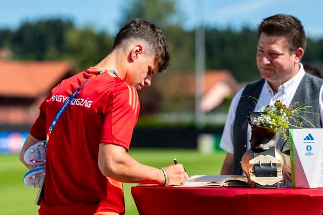 Milos Kerkez 11, Hungary signs the citys golden book Copyright: xx