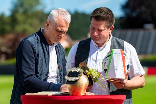 Marton Vagi Secretary General of the Hungarian Football Association MLSZ with Mayor Tobias Paintner Copyright: xx