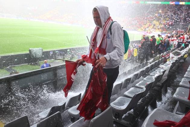 Türkei gegen Georgien 18. Juni 2024, Dortmund UEFA EUROs Gruppe F Türkei gegen Georgien Wasser strömt durch das Dach auf die georgischen Fans und die Sitze im Stadion Foto Charlotte Wilson Abseits Dortmund Deutschland  Copyright: xCharlottexWilsonx xOffsidexOffside