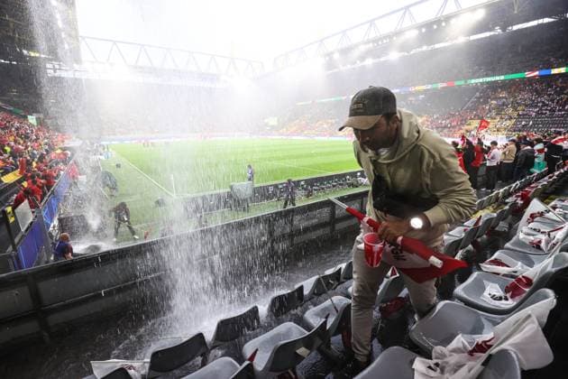 Türkei gegen Georgien 18. Juni 2024, Dortmund UEFA EUROs Gruppe F Türkei gegen Georgien Wasser strömt durch das Dach auf die georgischen Fans und die Sitze im Stadion Foto Charlotte Wilson Abseits Dortmund Deutschland  Copyright: xCharlottexWilsonx xOffsidexOffside
