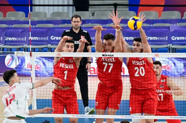 Volleyball, Nations League, Bulgarien - Türkei Ljubljana, Slovenia, June 18st 2024: Georgi Tatarov of Bulgaria (L) in action against Kaan Gurbuz (2L), Bedirhan Bulbul (2R) and Efe Bayram (R) of Turkey during the FIVB Men s Volleyball Nations League match between Bulgaria and Turkey at Arena Stozice, Ljubljana, Slovenia. (Igor Kupljenik SPP) Copyright: xIgorxKupljenikx xSPPx spp-en-IgKuSp-IKO_0309