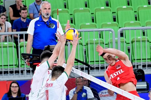 Volleyball, Nations League, Bulgarien - Türkei Ljubljana, Slovenia, June 18st 2024: Kaan Gurbuz of Turkey (R) in action against Aleks Grozdanov of Bulgaria (C) during the FIVB Men s Volleyball Nations League match between Bulgaria and Turkey at Arena Stozice, Ljubljana, Slovenia. (Igor Kupljenik SPP) Copyright: xIgorxKupljenikx xSPPx spp-en-IgKuSp-IKO_0368