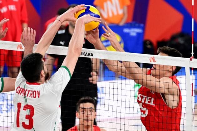 Volleyball, Nations League, Bulgarien - Türkei Ljubljana, Slovenia, June 18st 2024: Dimitar Dimitrov of Bulgaria (L) in action against Ramazan Efe Mandiraci of Turkey (R) during the FIVB Men s Volleyball Nations League match between Bulgaria and Turkey at Arena Stozice, Ljubljana, Slovenia. (Igor Kupljenik SPP) Copyright: xIgorxKupljenikx xSPPx spp-en-IgKuSp-IKO_0345