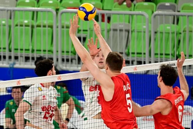 Volleyball, Nations League, Bulgarien - Türkei Ljubljana, Slovenia, June 18st 2024: Mert Matic of Turkey (C) in action during the FIVB Men s Volleyball Nations League match between Bulgaria and Turkey at Arena Stozice, Ljubljana, Slovenia. (Igor Kupljenik SPP) Copyright: xIgorxKupljenikx xSPPx spp-en-IgKuSp-IKO_0389