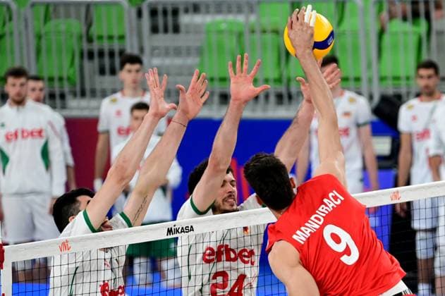 Volleyball, Nations League, Bulgarien - Türkei Ljubljana, Slovenia, June 18st 2024: Ramazan Efe Mandiraci of Turkey (R) in action against Iliya Petkov of Bulgaria (C) during the FIVB Men s Volleyball Nations League match between Bulgaria and Turkey at Arena Stozice, Ljubljana, Slovenia. (Igor Kupljenik SPP) Copyright: xIgorxKupljenikx xSPPx spp-en-IgKuSp-IKO_0394