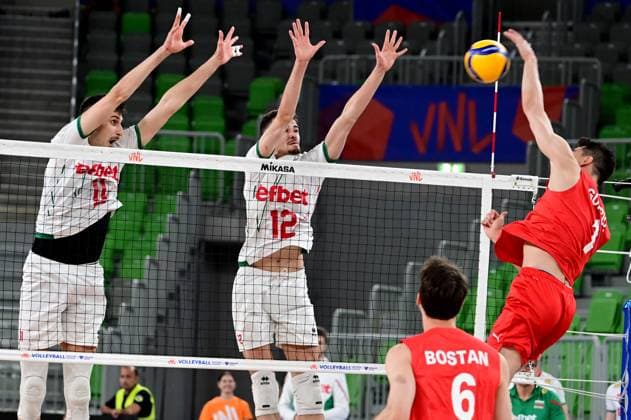 Volleyball, Nations League, Bulgarien - Türkei Ljubljana, Slovenia, June 18st 2024: Kaan Gurbuz of Turkey (R) in action against Georgi Tatarov of Bulgaria (2L) during the FIVB Men s Volleyball Nations League match between Bulgaria and Turkey at Arena Stozice, Ljubljana, Slovenia. (Igor Kupljenik SPP) Copyright: xIgorxKupljenikx xSPPx spp-en-IgKuSp-IKO_0408
