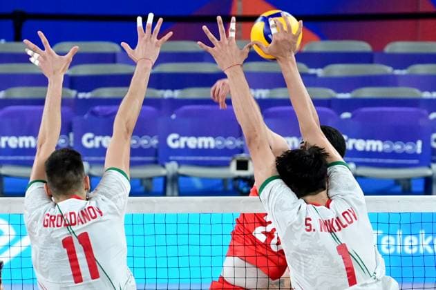 Volleyball, Nations League, Bulgarien - Türkei Ljubljana, Slovenia, June 18st 2024: Efe Bayram of Turkey (C) in action against Simeon Nikolov of Bulgaria (R) during the FIVB Men s Volleyball Nations League match between Bulgaria and Turkey at Arena Stozice, Ljubljana, Slovenia. (Igor Kupljenik SPP) Copyright: xIgorxKupljenikx xSPPx spp-en-IgKuSp-IKO_0325