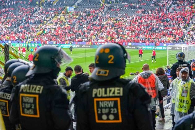 2024-06-18 Turkiye v Georgia - Group F - UEFA EURO, EM, Europameisterschaft,Fussball 2024 DORTMUND, GERMANY - JUNE 18: German Bundespolizei (Police) standing guard before the Group F - UEFA EURO 2024 match between Turkiye and Georgia at BVB Stadion Dortmund on June 18, 2024 in Dortmund, Germany. (Photo by Joris Verwijst BSR Agency) Dortmund Germany Content not available for redistribution in The Netherlands directly or indirectly through any third parties. Copyright: xBSRxAgencyx