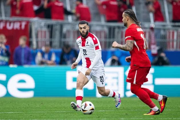 240618 Georges Mikautadze of Georgia and Abdulkerim Bardakci of Türkiye during the UEFA Euro 2024 Football Championship match between Türkiye and Georgia on June 18, 2024 in Dortmund Photo Jesper Zerman BILDBYRAN kod JZ JZ0541 fotboll football soccer fotballs em europamästerskap em uefa euro uefa european football championship euro 2024 türkiye georgien georgia bbeng turkiet turkey  Copyright: JESPERxZERMAN BB240618JZ039
