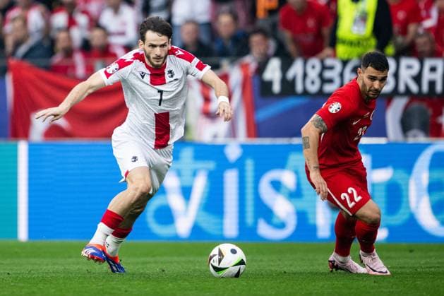 240618 Khvicha Kvaratskhelia of Georgia and Kaan Ayhan of Türkiye during the UEFA Euro 2024 Football Championship match between Türkiye and Georgia on June 18, 2024 in Dortmund Photo Jesper Zerman BILDBYRAN kod JZ JZ0541 fotboll football soccer fotballs em europamästerskap em uefa euro uefa european football championship euro 2024 türkiye georgien georgia bbeng turkiet turkey  Copyright: JESPERxZERMAN BB240618JZ044