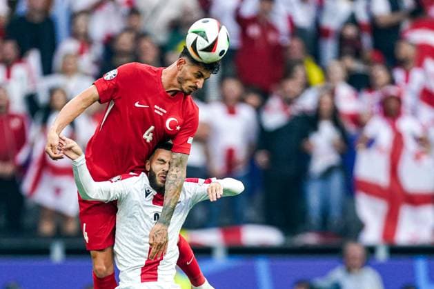 2024-06-18 Turkiye v Georgia - Group F - UEFA EURO, EM, Europameisterschaft,Fussball 2024 DORTMUND, GERMANY - JUNE 18: Samet Akaydin of Turkiye and Georges Mikautadze of Georgia heads the ball during the Group F - UEFA EURO 2024 match between Turkiye and Georgia at BVB Stadion Dortmund on June 18, 2024 in Dortmund, Germany. (Photo by Joris Verwijst BSR Agency) Dortmund Germany Content not available for redistribution in The Netherlands directly or indirectly through any third parties. Copyright: xBSRxAgencyx