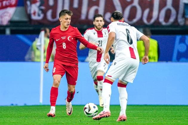 2024-06-18 Turkiye v Georgia - Group F - UEFA EURO, EM, Europameisterschaft,Fussball 2024 DORTMUND, GERMANY - JUNE 18: Arda Guler of Turkiye runs with the ball, Giorgi Kochorashvili of Georgia looks on during the Group F - UEFA EURO 2024 match between Turkiye and Georgia at BVB Stadion Dortmund on June 18, 2024 in Dortmund, Germany. (Photo by Joris Verwijst BSR Agency) Dortmund Germany Content not available for redistribution in The Netherlands directly or indirectly through any third parties. Copyright: xBSRxAgencyx