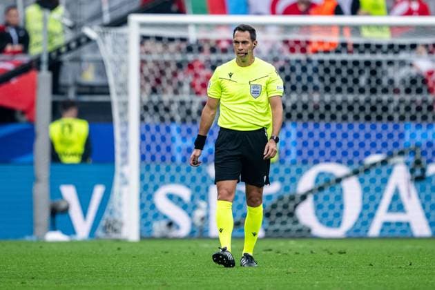 240618 Referee Facundo Tello during the UEFA Euro 2024 Football Championship match between Türkiye and Georgia on June 18, 2024 in Dortmund Photo Jesper Zerman BILDBYRAN kod JZ JZ0541 fotboll football soccer fotballs em europamästerskap em uefa euro uefa european football championship euro 2024 türkiye georgien georgia bbeng turkiet turkey  Copyright: JESPERxZERMAN BB240618JZ063