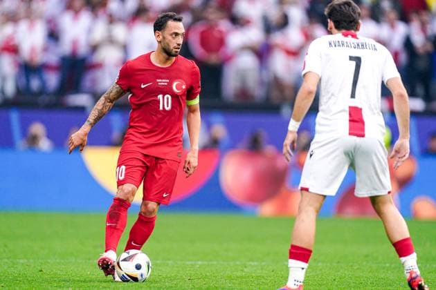 2024-06-18 Turkiye v Georgia - Group F - UEFA EURO, EM, Europameisterschaft,Fussball 2024 DORTMUND, GERMANY - JUNE 18: Hakan Calhanoglu of Turkiye runs with the ball during the Group F - UEFA EURO 2024 match between Turkiye and Georgia at BVB Stadion Dortmund on June 18, 2024 in Dortmund, Germany. (Photo by Joris Verwijst BSR Agency) Dortmund Germany Content not available for redistribution in The Netherlands directly or indirectly through any third parties. Copyright: xBSRxAgencyx