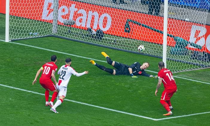 Football - UEFA EURO, EM, Europameisterschaft,Fussball 2024 - Group F - Turkey v Georgia DORTMUND, GERMANY - Tuesday, June 18, 2024: Georgia s Georges Mikautadze scores the first equalising goal past Turkey s goalkeeper Mert Günok during the UEFA Euro 2024 Group F match between Turkey and Georgia at the Westfalenstadion. (Photo by David Rawcliffe Propaganda) DORTMUND Westfalenstadion NORTH RHINE-WESTPHALIA GERMANY  Copyright: xDavidxRawcliffex P2024-06-18-Turkey_Georgia-28