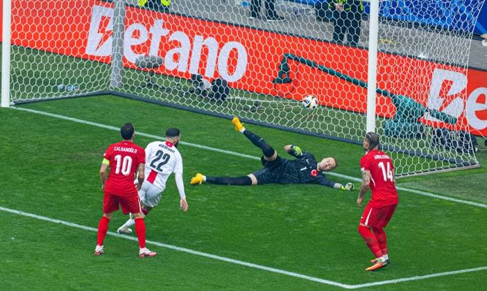 Football - UEFA EURO, EM, Europameisterschaft,Fussball 2024 - Group F - Turkey v Georgia DORTMUND, GERMANY - Tuesday, June 18, 2024: Georgia s Georges Mikautadze scores the first equalising goal past Turkey s goalkeeper Mert Günok during the UEFA Euro 2024 Group F match between Turkey and Georgia at the Westfalenstadion. (Photo by David Rawcliffe Propaganda) DORTMUND Westfalenstadion NORTH RHINE-WESTPHALIA GERMANY  Copyright: xDavidxRawcliffex P2024-06-18-Turkey_Georgia-29