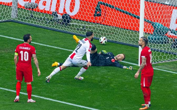 Football - UEFA EURO, EM, Europameisterschaft,Fussball 2024 - Group F - Turkey v Georgia DORTMUND, GERMANY - Tuesday, June 18, 2024: Georgia s Georges Mikautadze scores the first equalising goal past Turkey s goalkeeper Mert Günok during the UEFA Euro 2024 Group F match between Turkey and Georgia at the Westfalenstadion. (Photo by David Rawcliffe Propaganda) DORTMUND Westfalenstadion NORTH RHINE-WESTPHALIA GERMANY  Copyright: xDavidxRawcliffex P2024-06-18-Turkey_Georgia-30