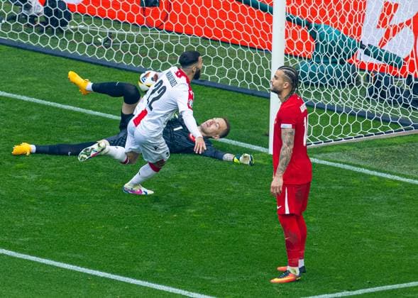 Football - UEFA EURO, EM, Europameisterschaft,Fussball 2024 - Group F - Turkey v Georgia DORTMUND, GERMANY - Tuesday, June 18, 2024: Georgia s Georges Mikautadze scores the first equalising goal past Turkey s goalkeeper Mert Günok during the UEFA Euro 2024 Group F match between Turkey and Georgia at the Westfalenstadion. (Photo by David Rawcliffe Propaganda) DORTMUND Westfalenstadion NORTH RHINE-WESTPHALIA GERMANY  Copyright: xDavidxRawcliffex P2024-06-18-Turkey_Georgia-31