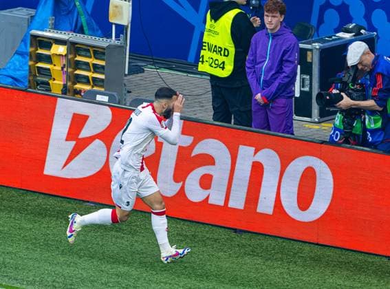 Football - UEFA EURO, EM, Europameisterschaft,Fussball 2024 - Group F - Turkey v Georgia DORTMUND, GERMANY - Tuesday, June 18, 2024: Georgia s Georges Mikautadze celebrates after scoring the first equalising goal during the UEFA Euro 2024 Group F match between Turkey and Georgia at the Westfalenstadion. (Photo by David Rawcliffe Propaganda) DORTMUND Westfalenstadion NORTH RHINE-WESTPHALIA GERMANY  Copyright: xDavidxRawcliffex P2024-06-18-Turkey_Georgia-33