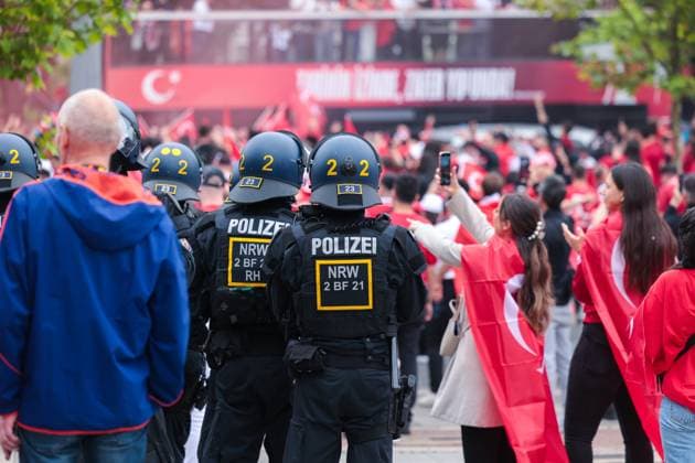 18 06 2024, Football, European Championship 2024, EM2024, Turkey Georgia, Turkey fans celebrate in Dortmund and the police watch everything, Dortmund city center NRW Germany xRHR PHOTO DEx Copyright: DennisxEwert RHR-FOTOx RHR-FOTO DE