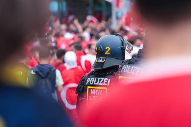 18 06 2024, Football, European Championship 2024, EM2024, Turkey Georgia, Police watching the celebrating fans, Dortmund city center NRW Germany xRHR PHOTO DEx Copyright: DennisxEwert RHR-FOTOx RHR-FOTO DE