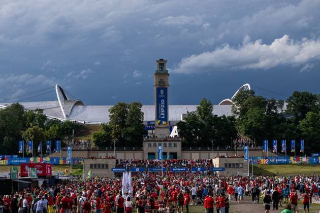 240618 Spectators outside the arena ahead of the UEFA Euro 2024 Football Championship match between Portugal and Czech Republic on June 18, 2024 in Leipzig Photo Mathias Bergeld BILDBYRAN kod MB MB0938 fotboll football soccer fotballs em europamästerskap em uefa euro uefa european football championship euro 2024 portugal tjeckien czech republic bbeng publik arena  Copyright: MATHIASxBERGELD BB240618MB014