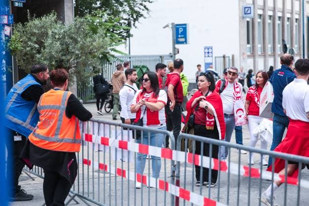 18 06 2024, Football, European Championship 2024, EM2024, Turkey Georgia, Fans of Turkey try to get into the closed fan zone, Dortmund city center NRW Germany xRHR PHOTO DEx Copyright: DennisxEwert RHR-FOTOx RHR-FOTO DE