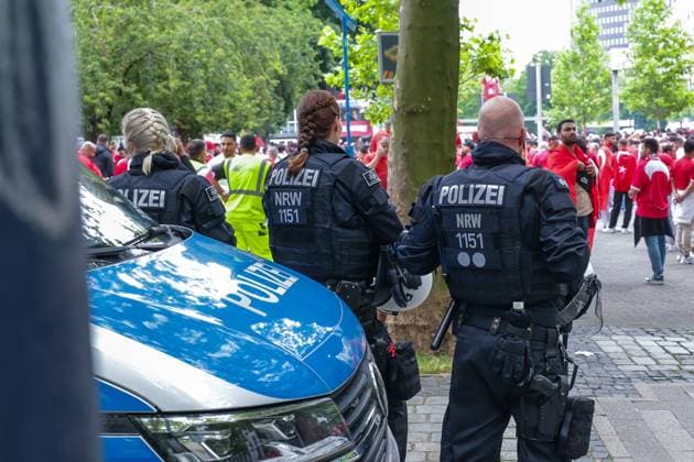 18 06 2024, Football, European Championship 2024, EM2024, Turkey Georgia, Police watching the celebrating fans, Dortmund city center NRW Germany xRHR PHOTO DEx Copyright: DennisxEwert RHR-FOTOx RHR-FOTO DE