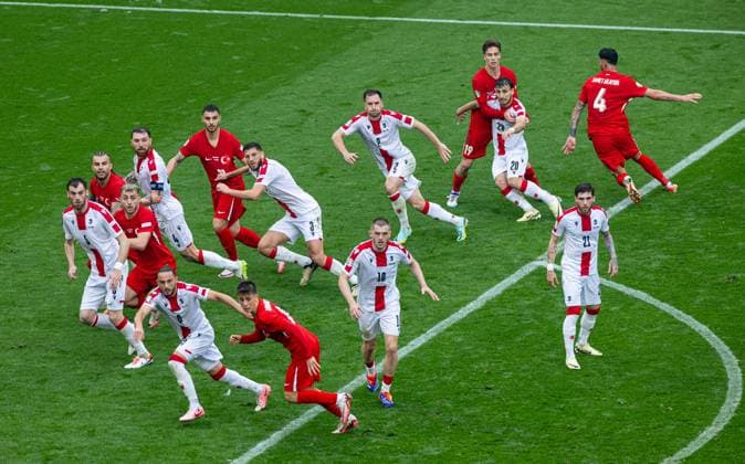 Football - UEFA EURO, EM, Europameisterschaft,Fussball 2024 - Group F - Turkey v Georgia DORTMUND, GERMANY - Tuesday, June 18, 2024: Players break for a free-kick during the UEFA Euro 2024 Group F match between Turkey and Georgia at the Westfalenstadion. (Photo by David Rawcliffe Propaganda) DORTMUND Westfalenstadion NORTH RHINE-WESTPHALIA GERMANY  Copyright: xDavidxRawcliffex P2024-06-18-Turkey_Georgia-46