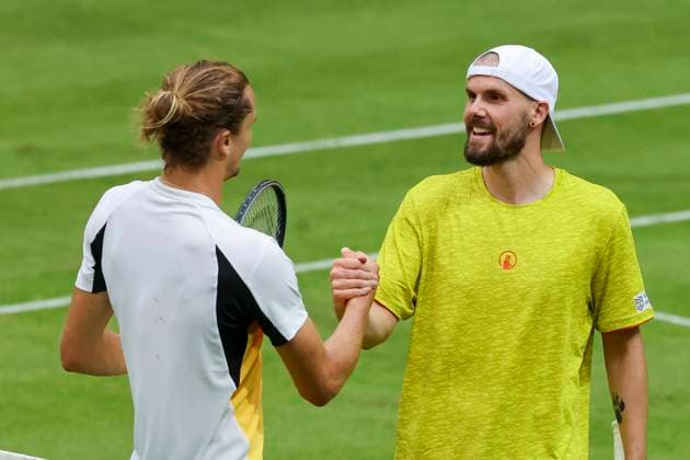 Alexander Zverev Germany and Oscar Otte Germany shake hands, TERRA WORTMANN Open 2024, Oscar Otte vs Alexander Zverev, Gerry Weber Stadium, 18 06 2024, Halle, Germany