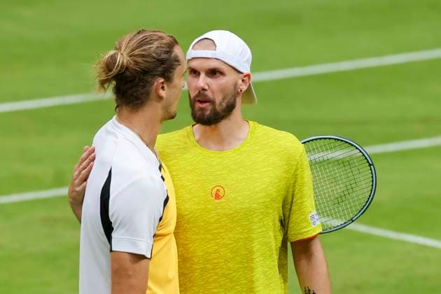 Alexander Zverev Germany and Oscar Otte Germany shake hands, TERRA WORTMANN Open 2024, Oscar Otte vs Alexander Zverev, Gerry Weber Stadium, 18 06 2024, Halle, Germany