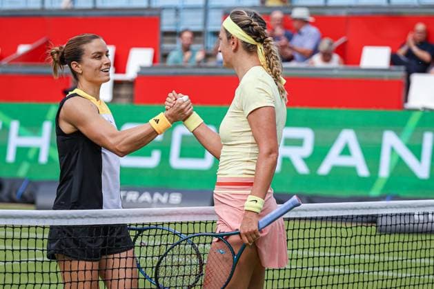 Maria SAKKARI GRE and Victoria AZARENKA Shake Hands, ecotrans Ladies Open 2024, Berlin, LTTC Rot Weiß , 18 06 2024, Copyright: xClaudioxGärtnerx