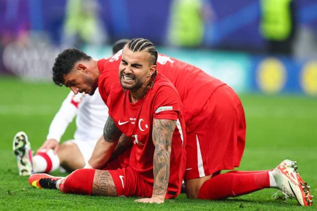 Türkei - Georgien 18. Juni 2024, Dortmund UEFA EUROs Gruppe F Türkei - Georgien Abdulkerim Bardakcik von der Türkei geht verletzt zu Boden Foto Charlotte Wilson Abseits Dortmund Deutschland  Copyright: xCharlottexWilsonx xOffsidexOffside