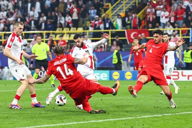 Türkei - Georgien 18. Juni 2024, Dortmund UEFA EUROs Gruppe F Türkei - Georgien Georges Mikautadze von Georgien schießt Foto Charlotte Wilson Abseits Dortmund Deutschland  Copyright: xCharlottexWilsonx xOffsidexOffside