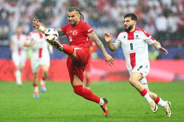 Türkei - Georgien 18. Juni 2024, Dortmund UEFA EUROs Gruppe F Türkei - Georgien Abdulkerim Bardakcik (Türkei) und Zuriko Davitashvili (Georgien) Foto Charlotte Wilson Abseits Dortmund Deutschland  Copyright: xCharlottexWilsonx xOffsidexOffside