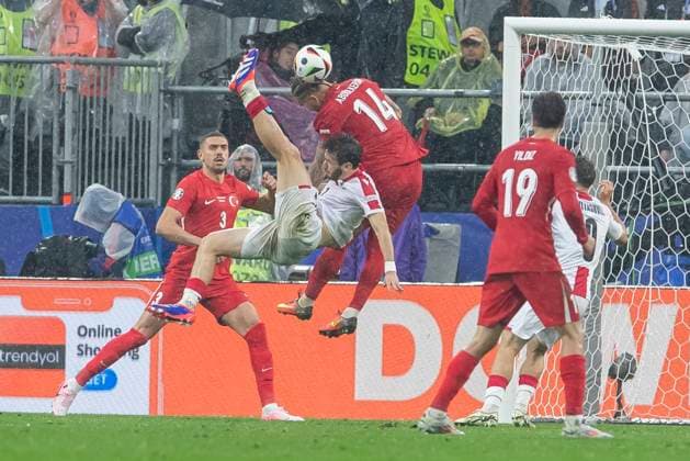 UEFA EURO 2024 Turkey Georgia 18 06 2024 Khvicha Kvaratskhelia Georgia, 7 tries a bicycle kick UEFA EURO 2024 Turkey Georgia Dortmund Stadium, Dortmund on 18 06 2024 Copyright: xBEAUTIFULxSPORTS Meuselx