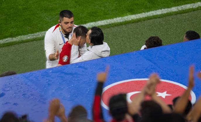 Football - UEFA EURO, EM, Europameisterschaft,Fussball 2024 - Group F - Turkey v Georgia DORTMUND, GERMANY - Tuesday, June 18, 2024: Turkey s goal-scorer Arda Güler gets a kiss from head coach Vincenzo Montella as he is substituted during the UEFA Euro 2024 Group F match between Turkey and Georgia at the Westfalenstadion. (Photo by David Rawcliffe Propaganda) DORTMUND Westfalenstadion NORTH RHINE-WESTPHALIA GERMANY  Copyright: xDavidxRawcliffex P2024-06-18-Turkey_Georgia-66