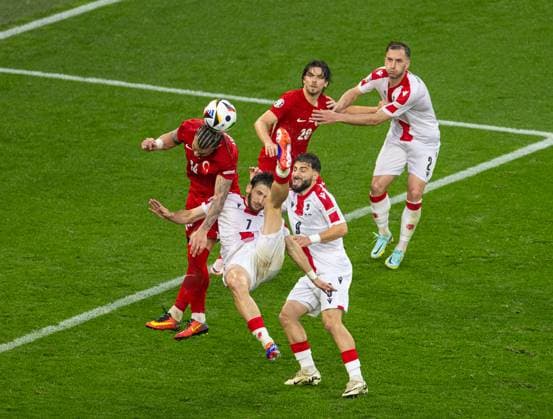 Football - UEFA EURO, EM, Europameisterschaft,Fussball 2024 - Group F - Turkey v Georgia DORTMUND, GERMANY - Tuesday, June 18, 2024: Georgia s Khvicha Kvaratskhelia attempts an over-head kick as Turkey s Abdülkerim BardakcÄ± heads the ball clear during the UEFA Euro 2024 Group F match between Turkey and Georgia at the Westfalenstadion. (Photo by David Rawcliffe Propaganda) DORTMUND Westfalenstadion NORTH RHINE-WESTPHALIA GERMANY  Copyright: xDavidxRawcliffex P2024-06-18-Turkey_Georgia-69