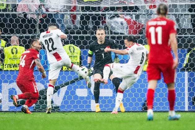 240618 Georges Mikautadze and Giorgi Kochorashvili of Georgia against goalkeeper Mert Gunok of Türkiye during the UEFA Euro 2024 Football Championship match between Türkiye and Georgia on June 18, 2024 in Dortmund Photo Jesper Zerman BILDBYRAN kod JZ JZ0541 fotboll football soccer fotballs em europamästerskap em uefa euro uefa european football championship euro 2024 türkiye georgien georgia bbeng turkiet turkey  Copyright: JESPERxZERMAN BB240618JZ116