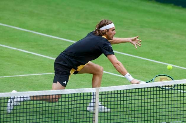 Stefanos Tsitsipas Greece controls the ball, TERRA WORTMANN Open 2024, Henri Squire vs Stefanos Tsitsipas, Gerry Weber Stadion, 18 06 2024, Halle, Germany